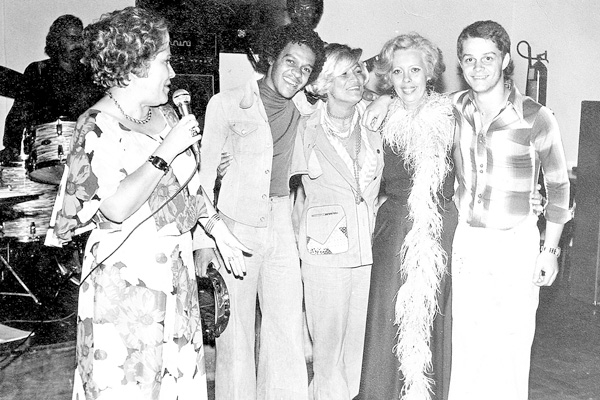 A colega e amiga Patrícia promove sexta-feira que vem a sua 40ª Noite E.P. A propósito, recebemos da leitora Maria Helena de Souza esta foto tirada em 23 de abril de 1976, no Clube de Campo, numa das primeiras festas de Patrícia. Da esquerda para a direit